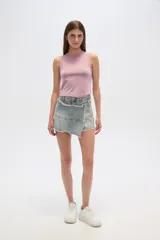 Musculosa ajustada al cuerpo, sin mangas y con cuello redondo.