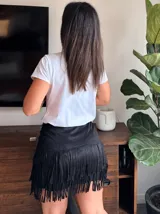 Minifalda marrón de gamuza con flecos largos.