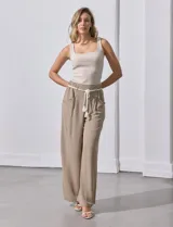 Pantalón palazzo color beige, marca Dictionary, con pretina ancha elastizada, pasadores y cinto de cordón.