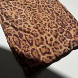 Minifalda de microtul con estampado animal print.