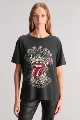 Remera negra con efecto acid wash, corte regular, cuello redondo y manga corta. Estampa frontal con el logo de los Rolling Stones.