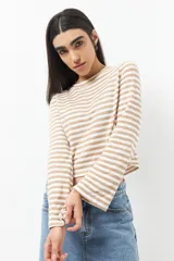 Remera a rayas de manga larga, confeccionada en algodón, con un diseño clásico.
