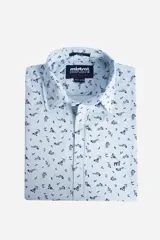 Camisa celeste con estampado de flores y hojas en azul marino. Corte slim fit, manga corta, cuello clásico y cierre abotonado.