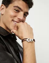 Pulsera de cuero marrón doble con mosquetón entrelazado bañado en plata.