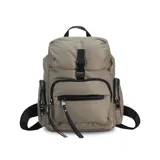 Mochila color beige de nylon con tapa y broche metálico. Tiene apertura superior con broche, bolsillos internos, bolsillo con cierre metálico al frente y laterales, asas rígidas de mano y correas regulables para colgar en la espalda.