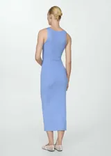 Vestido midi negro de punto fino, con cuello en pico, tirantes anchos y diseño entallado.