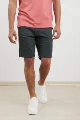 Bermuda de gabardina color gris oscuro, corte recto y largo a la rodilla.