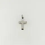 Dije de cruz bombé en plata 925 con argolla superior para colgar en cadena.