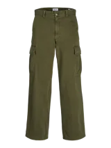 Pantalón cargo verde oliva de pierna ancha con fit amplio y tiro medio alto. Cuenta con bolsillos delanteros, traseros y laterales, además de puños ajustables con cordón. Cierre con cremallera.