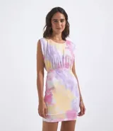 Vestido corto musculosa con escote redondo y estampado tie dye en tonos pastel.
