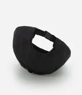 Gorra negra de poliamida con visera curva, protección UV e impermeable.