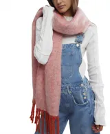 Bufanda manta de tejido suave, color blanco hueso, con flecos definidos en los bordes.