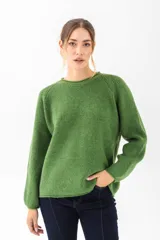 Sweater rojo de punto con cuello redondo y mangas largas.