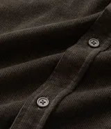 Camisa blanca de manga larga, confeccionada en terciopelo con cuello clásico y bolsillos frontales.