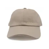 Gorra de béisbol color beige con el logo de la marca bordado en el frente.
