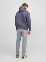 Hoodie tipo canguro azul con capucha y cordones ajustables. Estampado con la palabra "Originals" y el logo de Jack & Jones en el pecho.