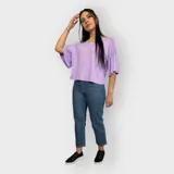 Camiseta lavanda de viscosa con mangas cortas con volados.