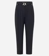 Pantalón negro de corte recto en tejido crepé, con trabillas en la cintura, bolsillos, pliegues y cierre delantero. Incluye cinturón con elástico en la espalda y hebilla metalizada de enganche.