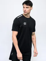 Remera deportiva Umbro negra de manga corta, con cuello redondo y tres franjas blancas en los hombros.