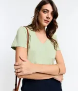 Remera básica color verde claro, con cuello en pico y mangas cortas.