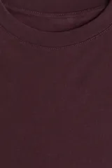 Remera color borgoña de corte recto en punto suave de algodón con cuello redondo ribeteado y hombros ligeramente caídos.