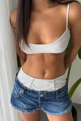 Conjunto de ropa interior de algodón con lycra, color blanco. Incluye un top recto con breteles regulables y una bombacha tipo bóxer con recortes.