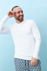 Remera de manga larga blanca con capucha.