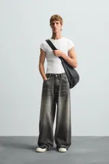 Pantalón de jean azul grisáceo con efecto lavado, corte amplio y tiro alto.