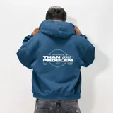 Buzo hoodie verde oscuro con corte boxy y logo estampado en el pecho.