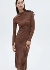 Vestido midi marrón de punto acanalado, con cuello alto y mangas largas. Diseño ajustado al cuerpo.