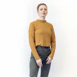 Sweater de punto color camel, con detalle de trenzas y cuello alto, ideal para un look casual.