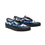 Zapatillas Vans Authentic 44 DX Vans X Alva Skates, con estampado de letras en azul y negro sobre fondo blanco.