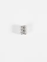 Earcuff plateado con diseño ondulado.