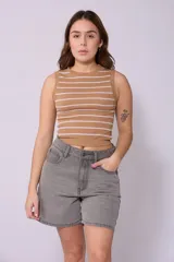 Short de jean gris de tiro alto con bolsillos delanteros y traseros.