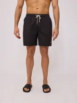 Short de baño negro con cintura elástica ajustable con cordón.