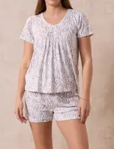 Conjunto de pijama de short y remera estampados, marca René Rofé. Remera de escote redondo con aplique de puntilla y detalle plisado. Short con cintura elastizada.