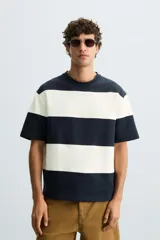 Sudadera de manga corta con rayas horizontales en color azul marino y blanco.