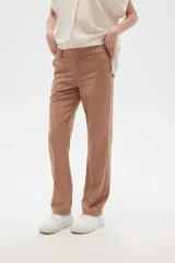 Pantalón de lino color verde oliva con estampado de flores color crema, de corte recto.