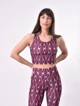 Top deportivo estampado con cuello redondo y espalda deportiva.