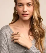 Blusa gris de viscosa texturizada, con mangas largas y escote en pico.