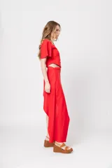 Falda roja de lino con lurex, corte asimétrico sirena y lazo regulable. Puede usarse como top.