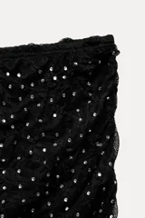 Falda midi negra de encaje con strass, tiro medio y cintura elástica.