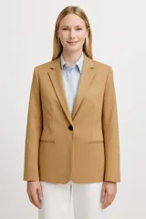 Blazer negro entallado con solapas de muesca, cierre frontal con un botón y bolsillos con solapa.