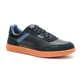 Zapatillas urbanas Caterpillar modelo Pause Retro, color negro con detalles en azul y suela color ladrillo.