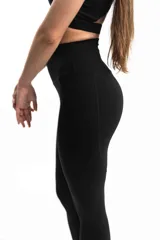 Conjunto deportivo color celeste compuesto por top asimétrico de un hombro con logo y calza larga con cintura alta y bolsillos laterales.