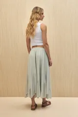 Falda larga color verde agua, de corte amplio con volados y cintura elastizada.