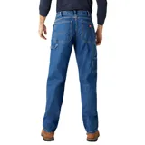 Pantalón de jean azul, corte recto, estilo carpintero, con bolsillos laterales y traseros.