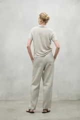 Pantalón color arena de lino reciclado, con cintura elástica ajustable con cordón y bolsillos laterales.