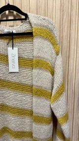 Saco largo de punto con lurex dorado y rayas horizontales en tonos beige y mostaza.