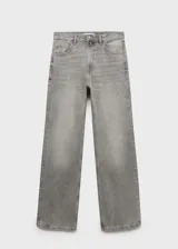 Pantalón de jean gris, de corte recto, tiro medio, con cierre de cremallera y botón, trabillas, dos bolsillos delanteros, bolsillo portamonedas y dos bolsillos de parche en la parte posterior.